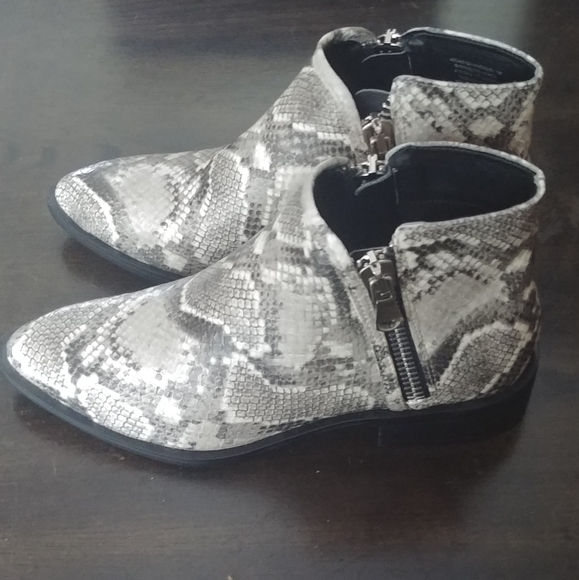 NEW 🌺 Steve Madden Snakeskin Ankle Booties - Picture 4 of 8